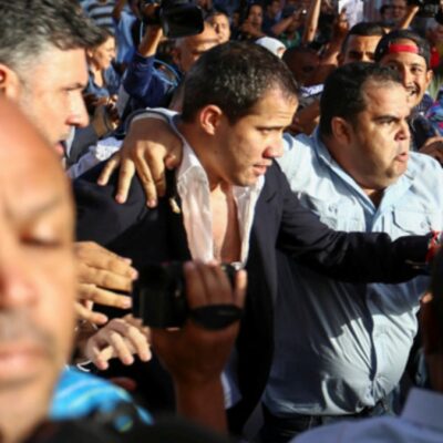 Video: Golpean a Juan Guaidó y a su esposa al aterrizar en Caracas