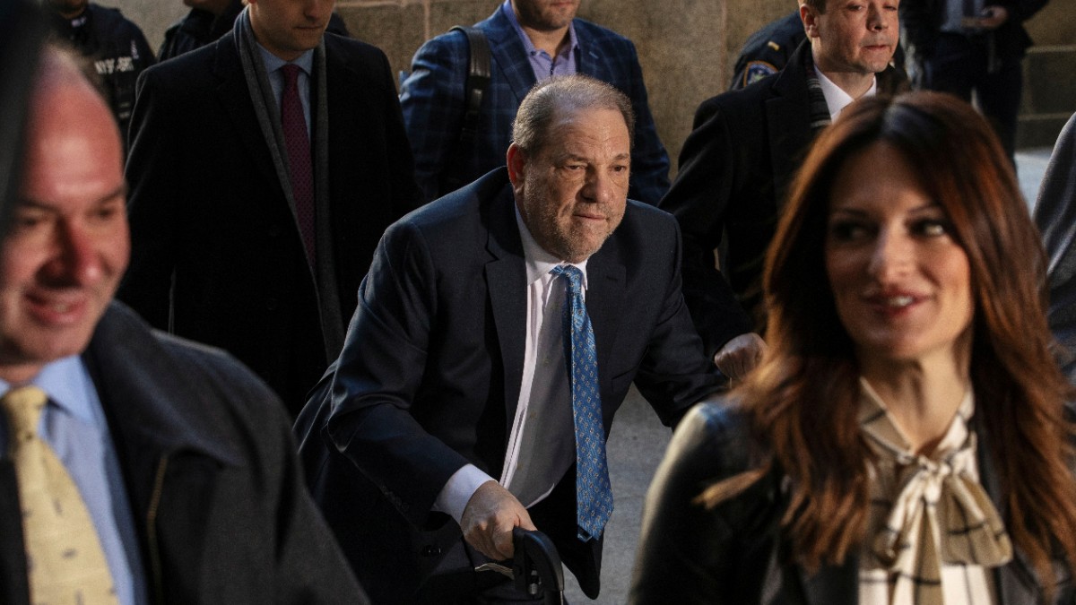 Foto: Harvey Weinstein camina con ayuda de una andadora. Reuters