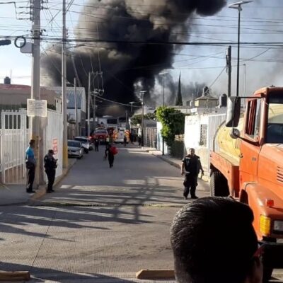 Incendio consume fábrica de plásticos en Puebla