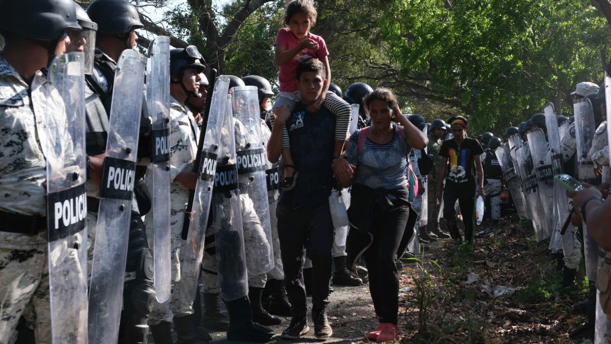Foto: Elementos de la Guardia Nacional detienen a una familia migrante. Cuartoscuro