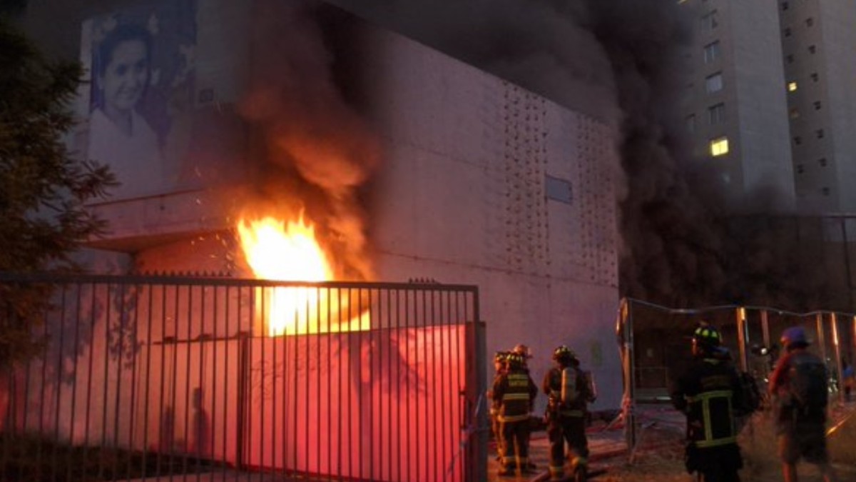 Foto: Bomberos trabajan para controlar incendio en el Museo de Violeta Parra.