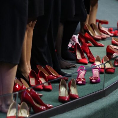 Diputados protestan con pañuelos morados y zapatillas rojas por feminicidios en México