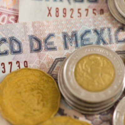 Peso borra ganancias del año por coronavirus; Bolsa Mexicana cae