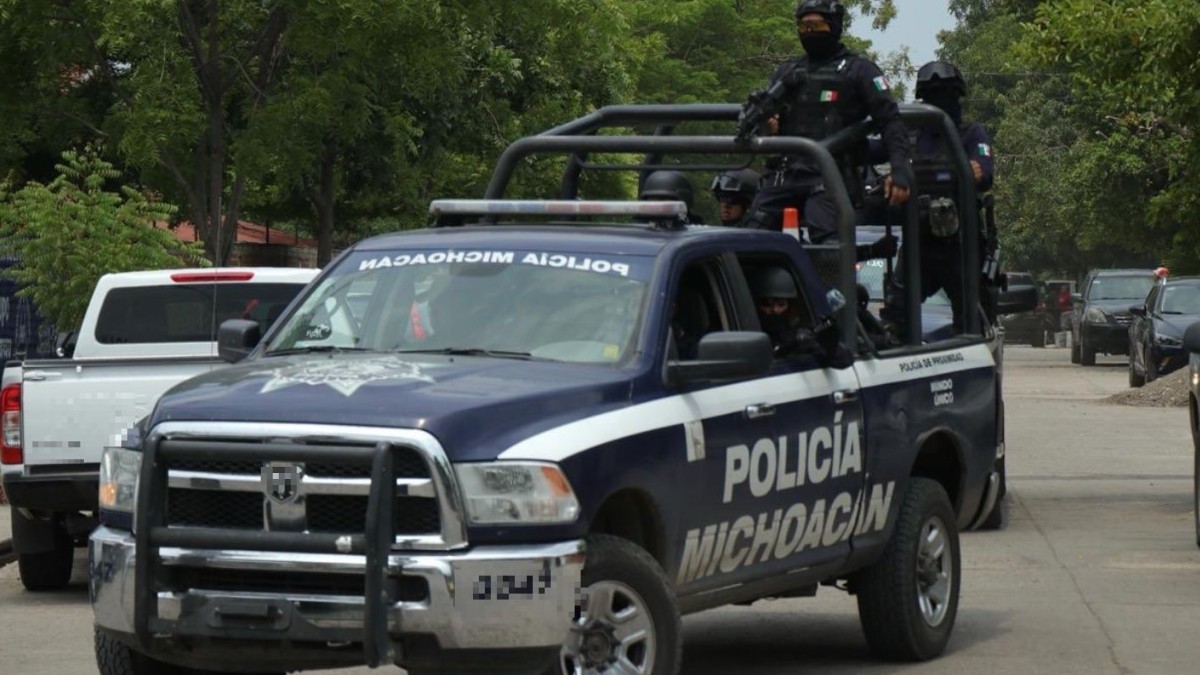 Hallan 10 cuerpos en fosa clandestina en Coeneo, Michoacán