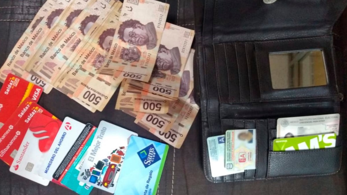 Foto: Policías devolvieron una cartera con 10 mil pesos. SSC