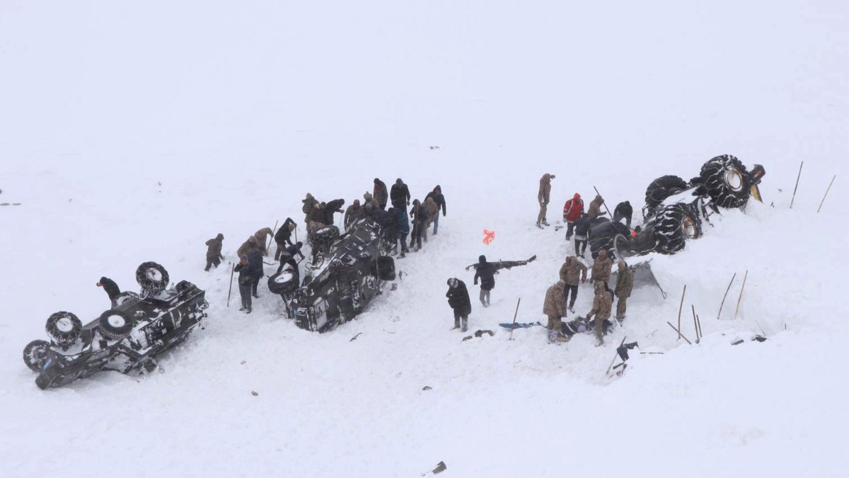 Foto: Equipos de rescate varados por una avalancha de nieve. Reuters