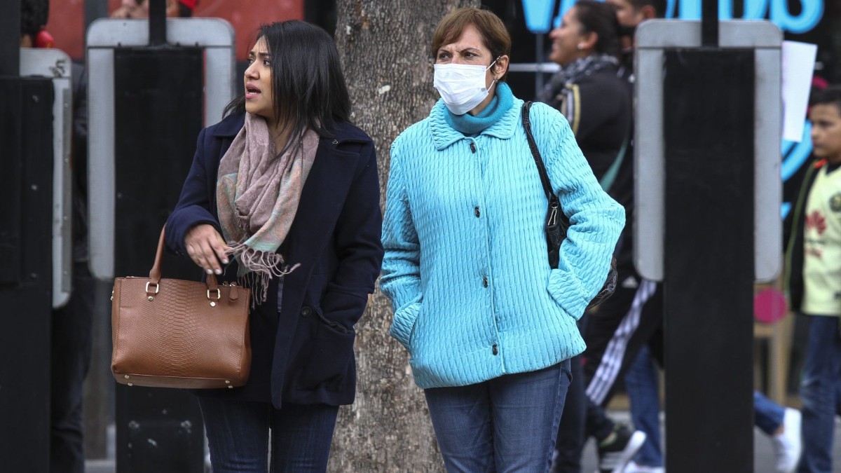 Foto: Dos mujeres se cubren de frío. Cuartoscuro/Archivo