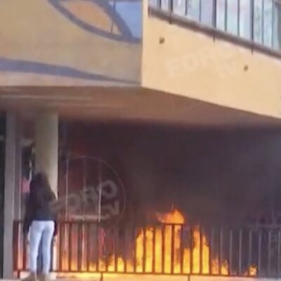 Fotos y videos: Encapuchados queman y destrozan Rectoría de la UNAM