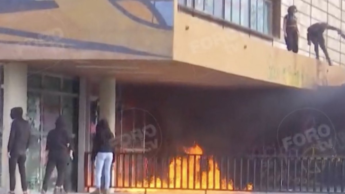 Foto: Encapuchados prenden fuego a la Rectoría de la UNAM. FOROtv