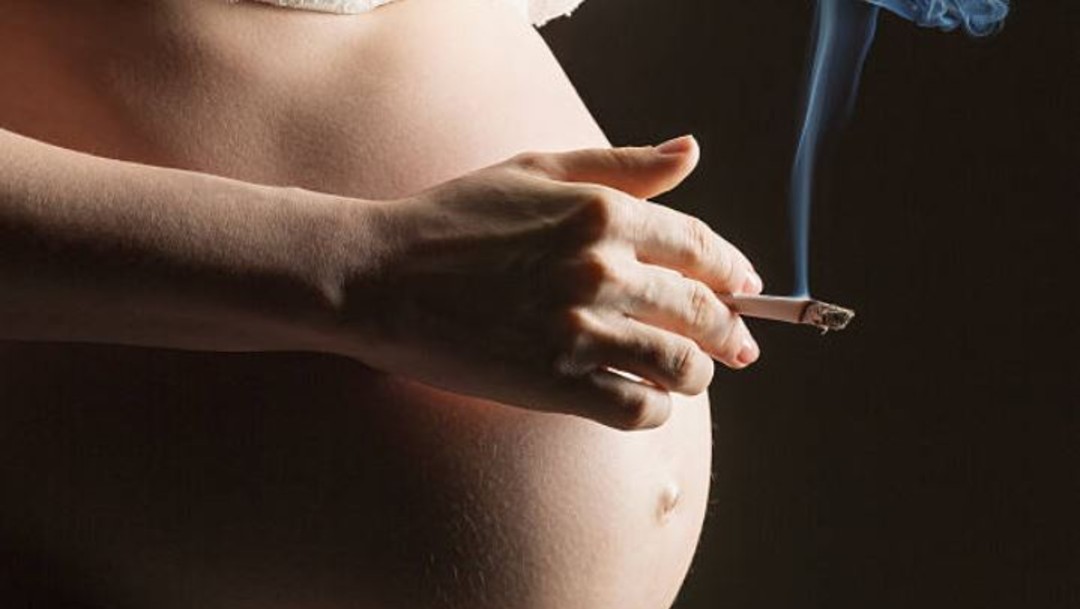 Fumar en el embarazo aumenta riesgo de fracturas en los bebés