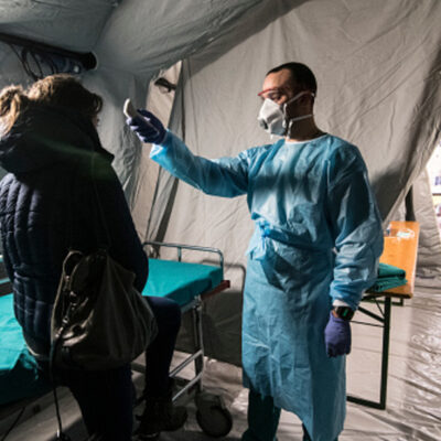 Disminuyen muertes por coronavirus en China; suman dos mil 744