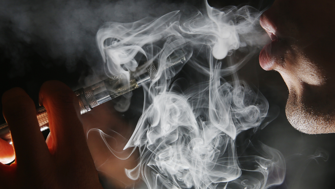 El Instituto Nacional de Salud Pública advierte que el uso de cigarros electrónico, práctica conocida como "vapeo", eleva nueve veces el riesgo de contraer COVID-19 en adolescentes