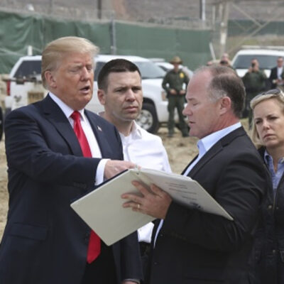 Trump pide destinar casi 4 mil millones de dólares más para muro con México