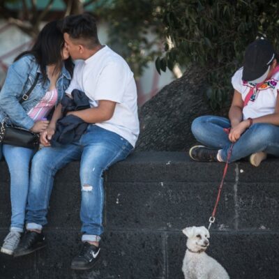Gobierno de México sugiere no dar besos ni abrazos, como medida contra coronavirus