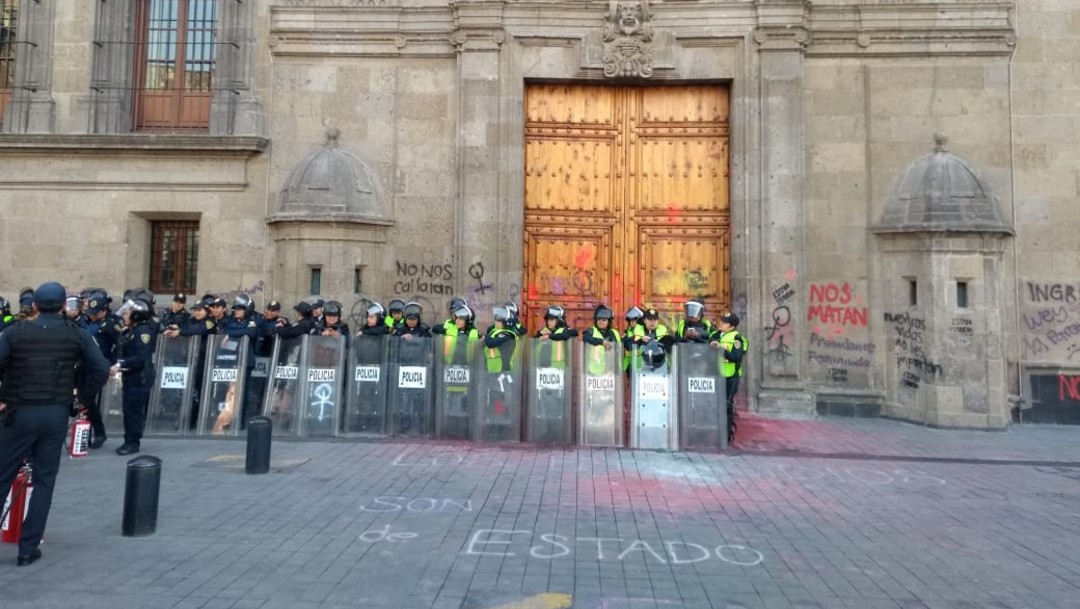 Foto: Grupos feministas realizan pintas en Palacio Nacional
