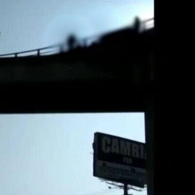 Hombre amenaza con saltar de puente vehicular en Coacalco, Estado de México