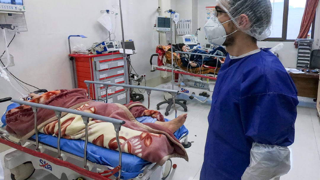 Foto: Una enfermera atiende a pacientes infectadas con coronavirus en Qom, Irán, 28 febrero 2020