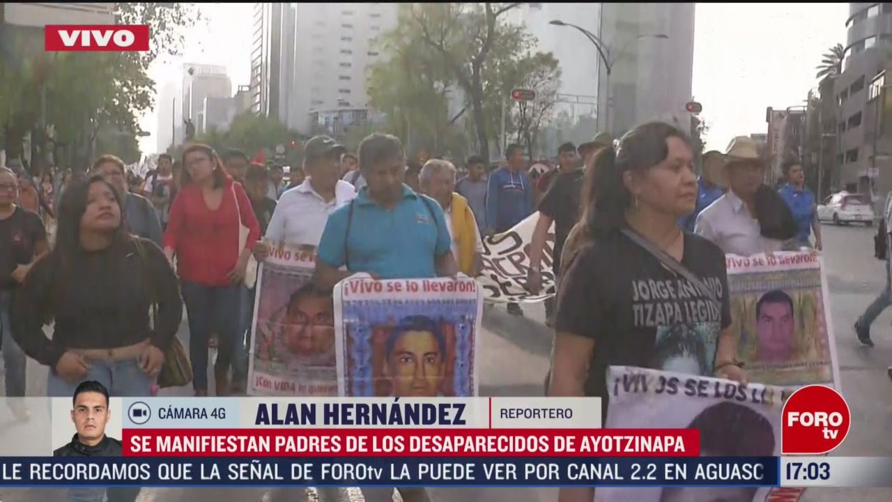 FOTO: manifestacion de padres de normalistas de ayotzinapa avanza sobre reforma
