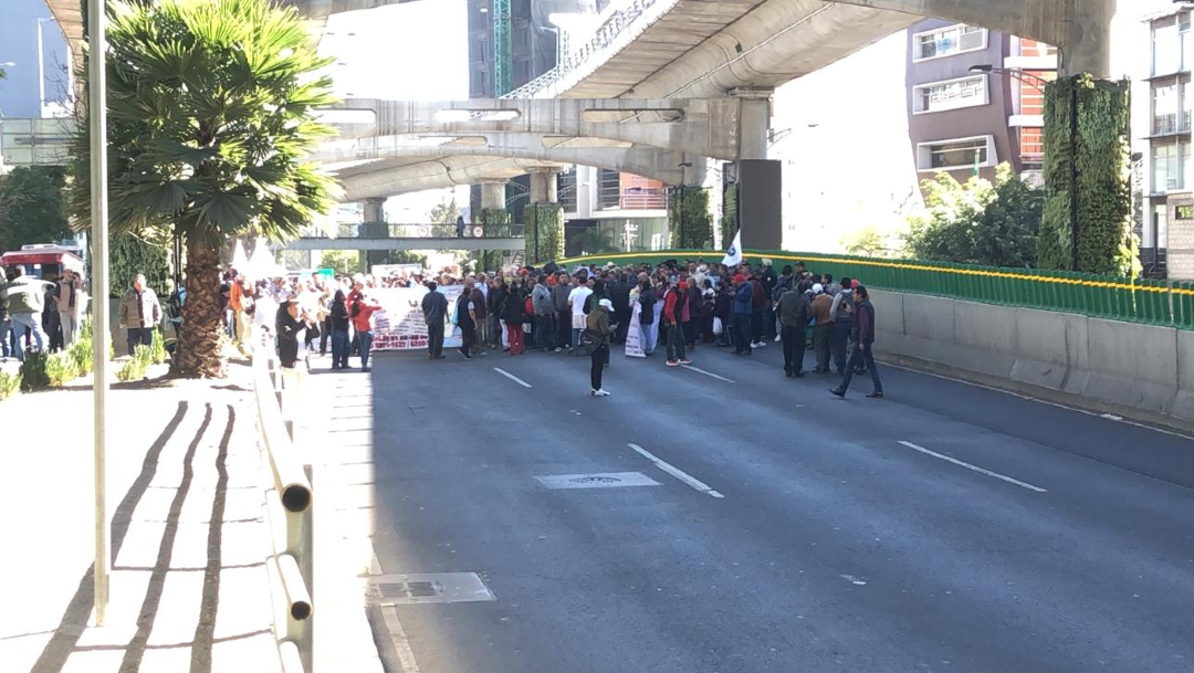 FOTO Manifestantes cierran carriles centrales de Periférico, en CDMX (Noticieros Televisa)