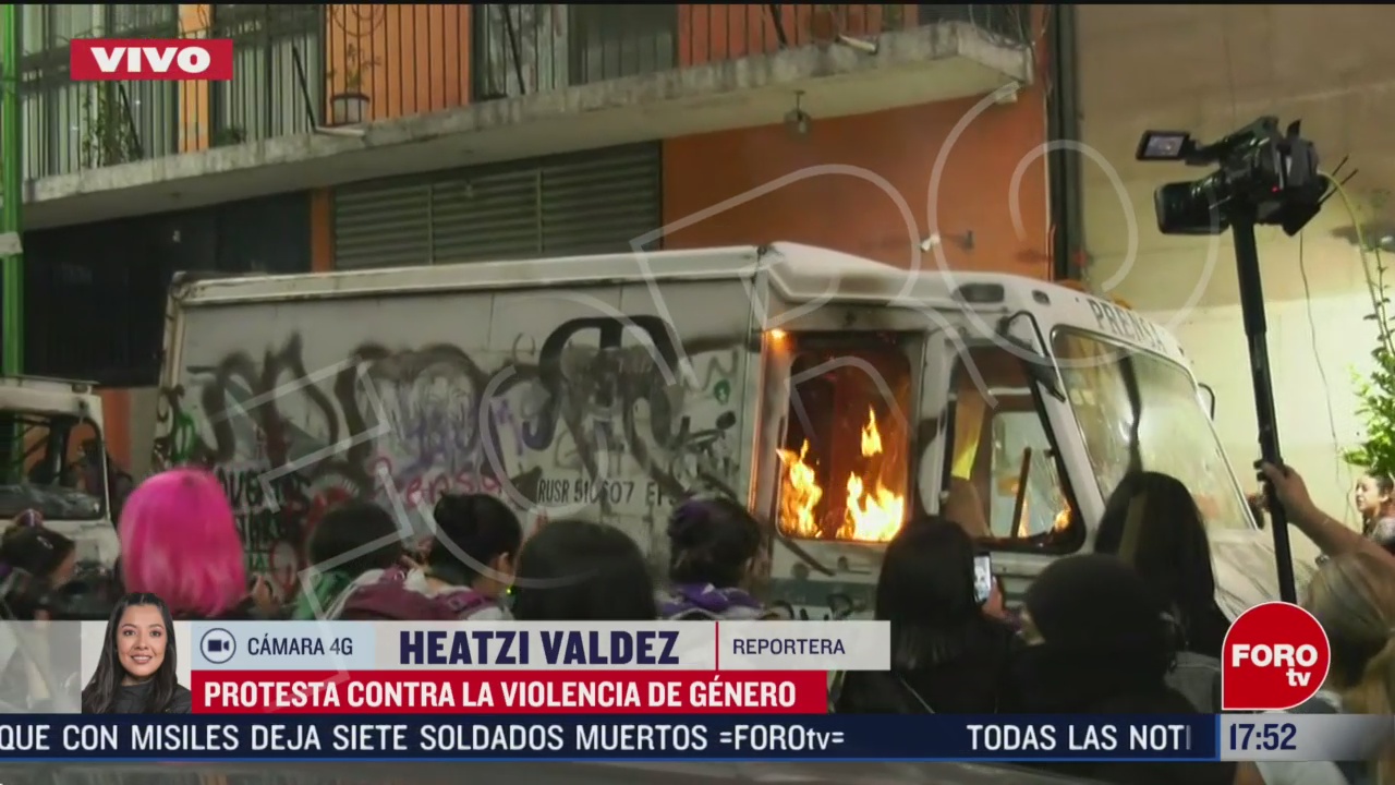 FOTO: manifestantes queman vehiculos del periodico la prensa