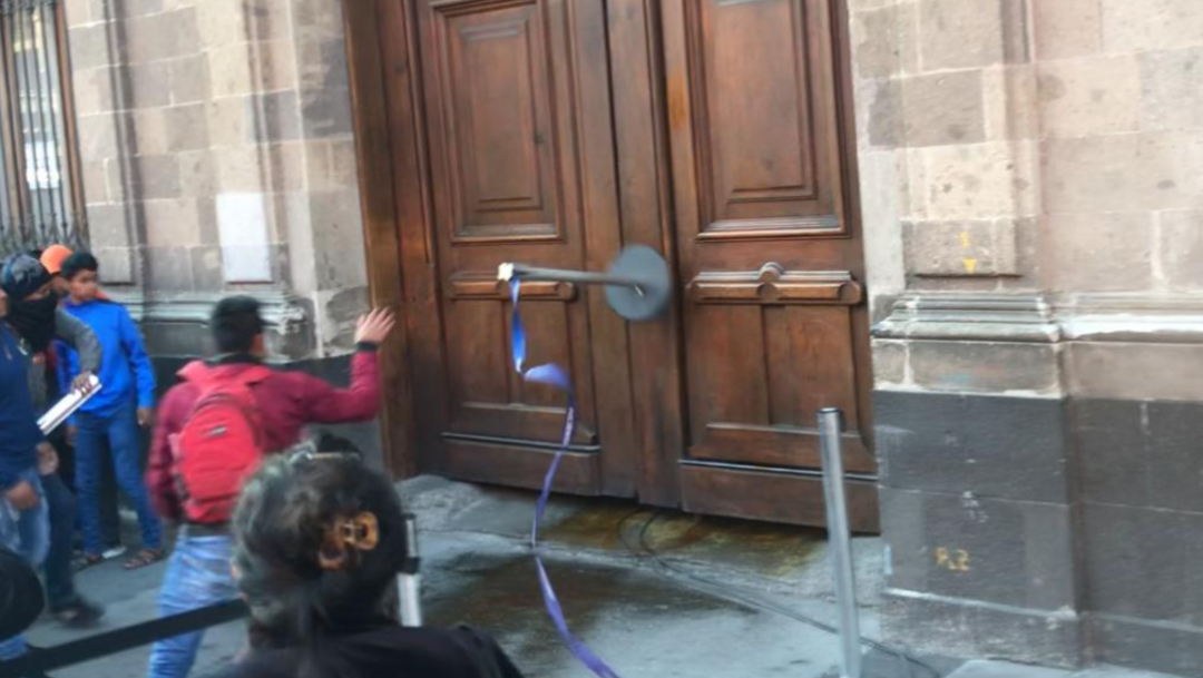 Foto: Manifestantes vandalizan puerta de Palacio Nacional