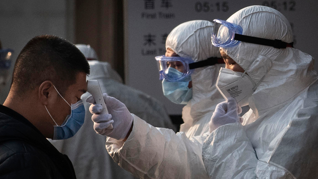 FOTO: Médicos y enfermeras rapan sus cabezas para atender a enfermos del coronavirus, el 18 de febrero de 2020