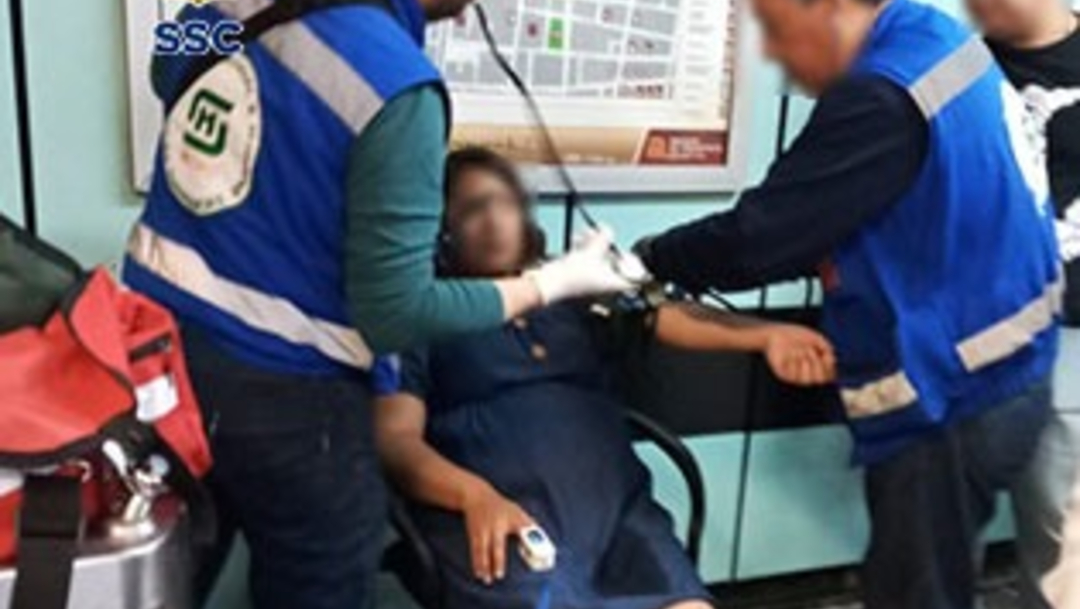 Foto: Policías y socorristas auxiliaron a una mujer en labor de parto dentro del Metro Garibaldi, CDMX, 16 febrero 2020