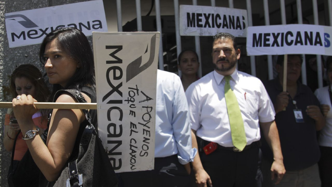 Foto: Trabajadores de la aerolínea Mexicana de Aviación frente a las instalaciones de la Secretaría de Comunicaciones y Transportes, 28 febrero 2020