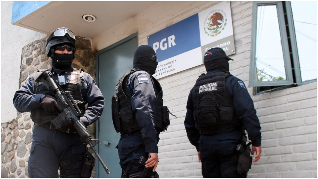 Imagen: Autoridades investigan el asesinato de dos personas en bar de Cuernavaca, 1 de febrero de 2020 (Cuartooscuro)