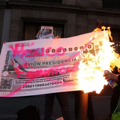 Jóvenes encapuchadas queman ‘cachito’ de rifa del avión presidencial