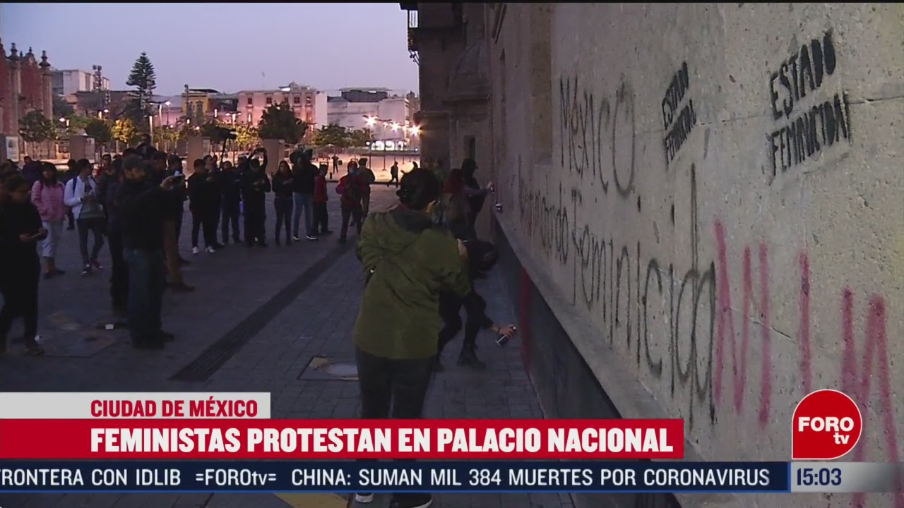 FOTO: mujeres encapuchadas vandalizan accesos a palacio nacional