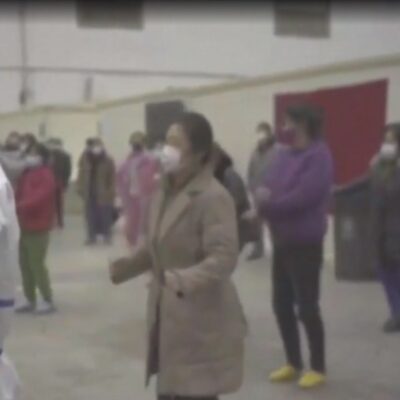 Video: Pacientes con coronavirus bailan en hospital en China