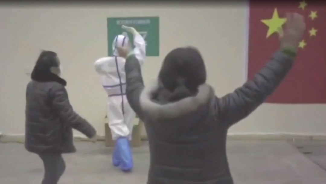 Foto: Pacientes con coronavirus bailan en hospital en China 