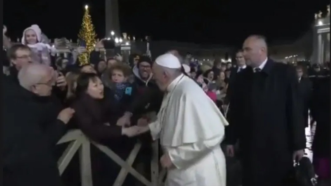 Foto: El papa invitó a su audiencia a la mujer a la que dio un manotazo