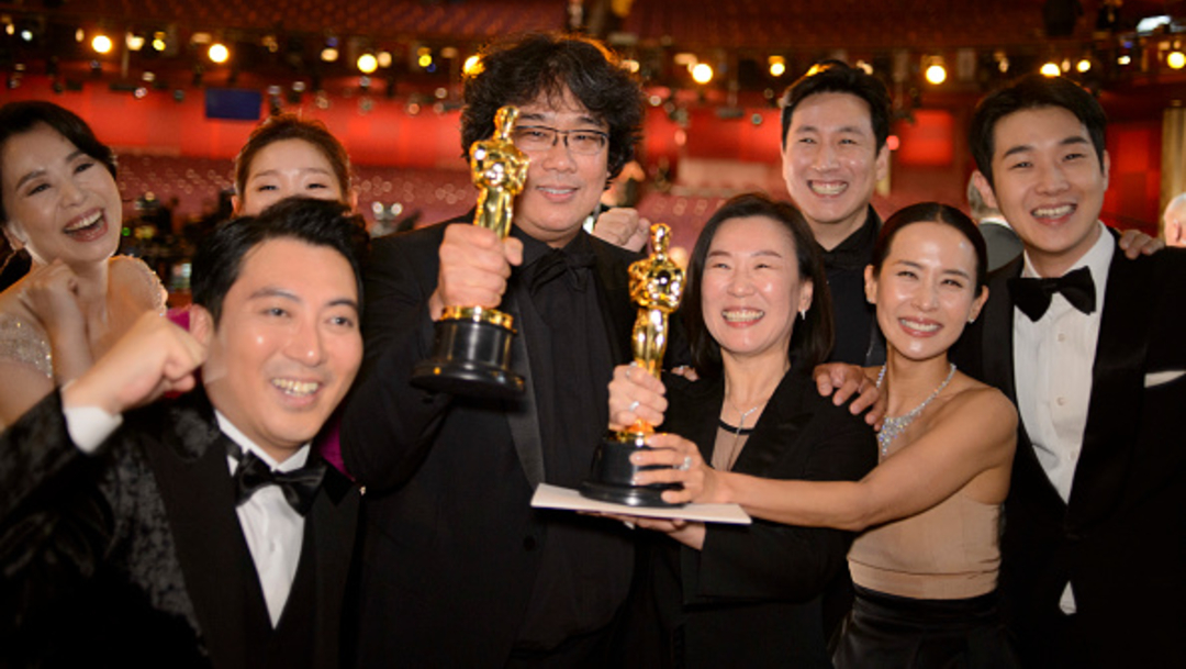 Foto: El elenco de la película "Parasitos" mostrando los premios Óscar, 21 febrero 2020
