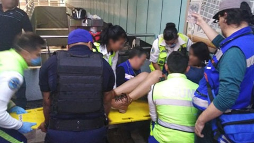 Foto: Policías y socorristas auxiliaron a una mujer en labor de parto dentro del Metro Garibaldi, CDMX, 16 febrero 2020