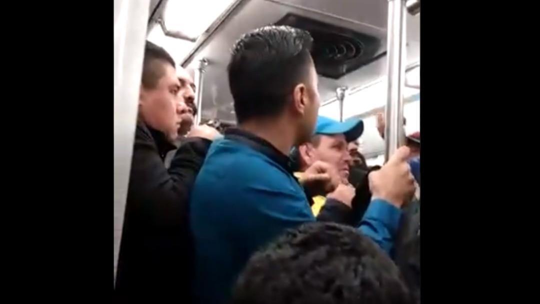 Foto: Usuarios del Metro golpean a pasajero por accionar palanca de seguridad