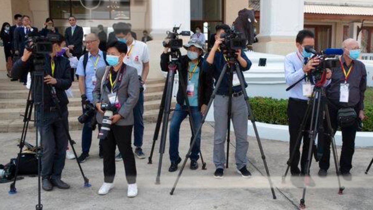 China expulsa a periodistas por artículo sobre coronavirus