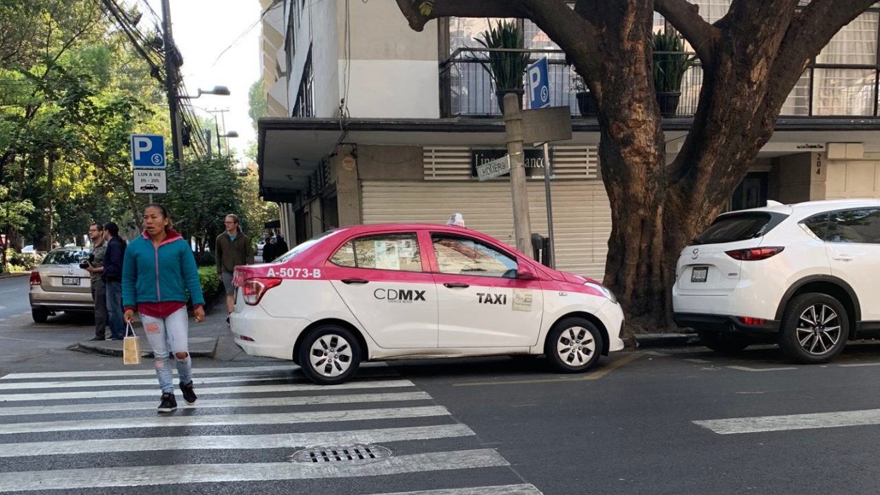 17 de febrero de 2020, un peatón cerca de un taxi (Imagen: Twitter: @_JorgeOlvera_)