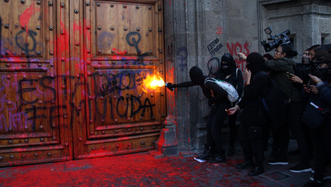 Foto: Grupos feministas pintando las puertas de Palacio Nacional, 26 febrero 2020