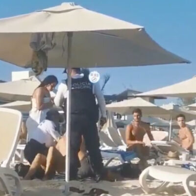 Video: Policías sacan a turistas de Playa del Carmen 