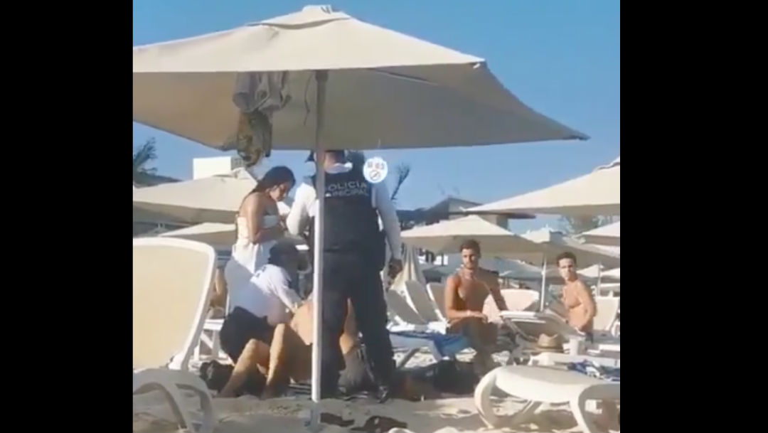 Foto Video: Policías sacan a turistas de Playa del Carmen por no consumir 17 febrero 2020