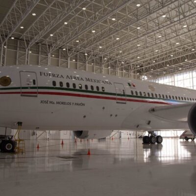 AMLO confirma llegada de avión presidencial y anuncia mañanera en Hangar