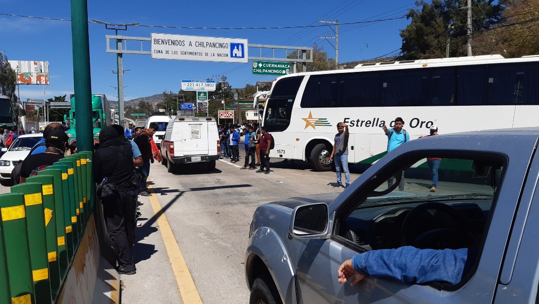 FOTO: Bloquean autopista del Sol en apoyo a padres de los 43 normalistas, el 16 de febrero de 2020