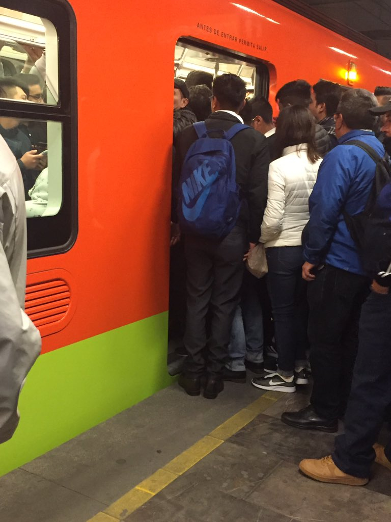 FOTO: Usuarios reportan retrasos y saturación en Línea 1 del Metro de CDMX (Twitter)