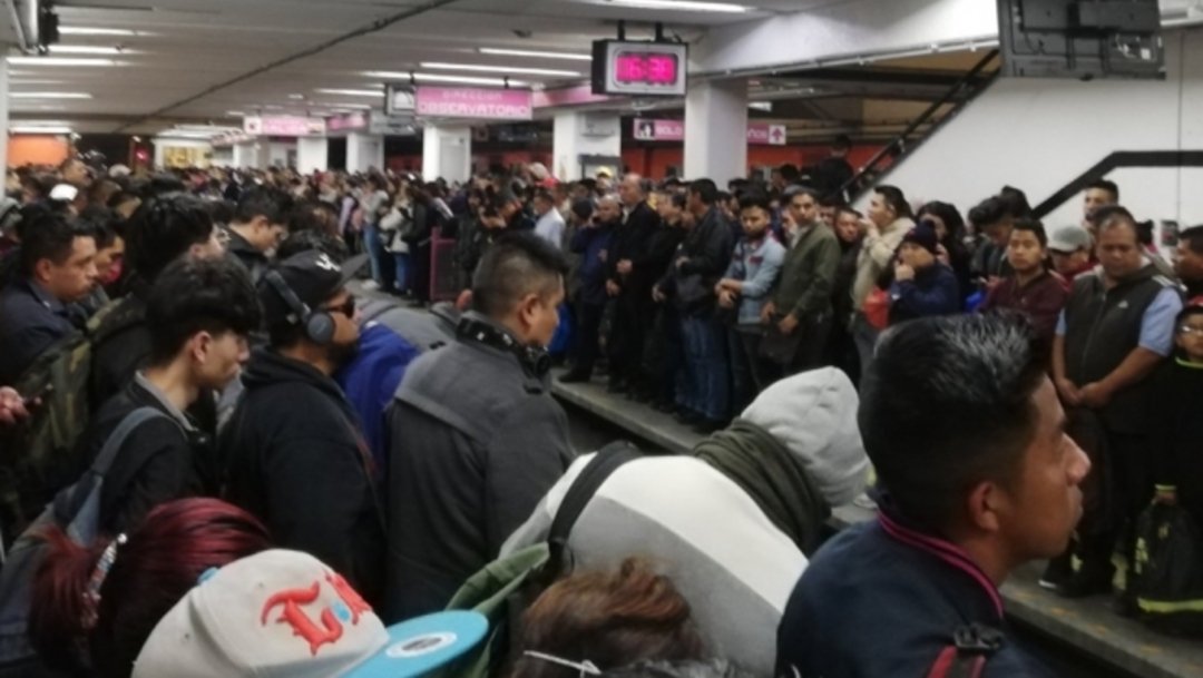FOTO: Usuarios reportan retrasos y saturación en Línea 1 del Metro de CDMX, el 11 de febrero de 2020