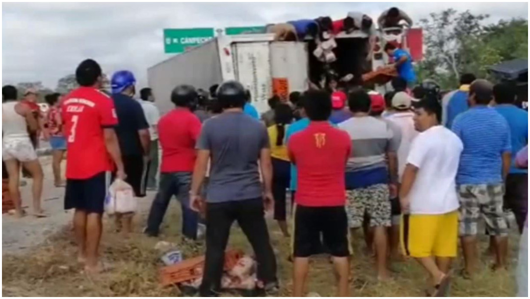 Foto: Varias personas robaron la mercancía de un tráiler en Campeche, 15 de febrero de 2020 (Noticieros Televisa)
