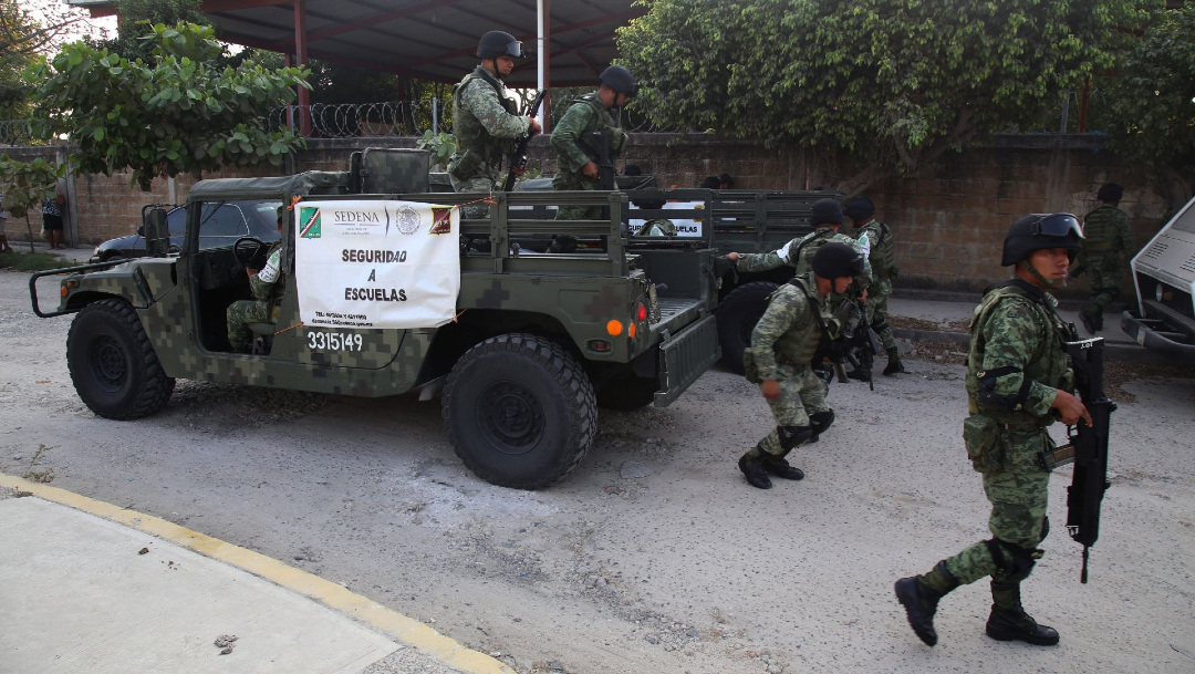 Foto: Soldados resguardan las escuelas en la periferia de Acapulco como parte de la estrategia de “Seguridad a Escuelas"