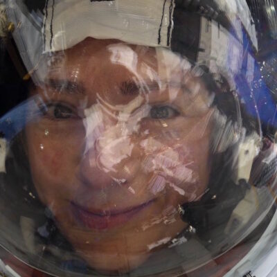Astronauta se toma selfie con la Tierra reflejada en su visor