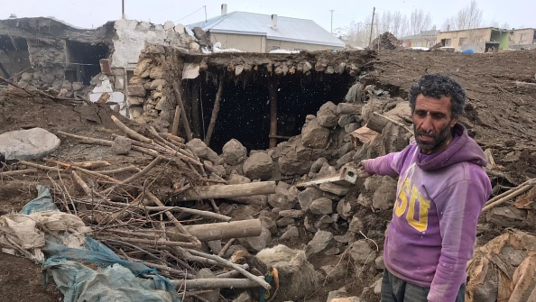 Foto: Un hombre muestra su hogar derrumbado tras el sismo con epicentro en Irán, 23 febrero 2020
